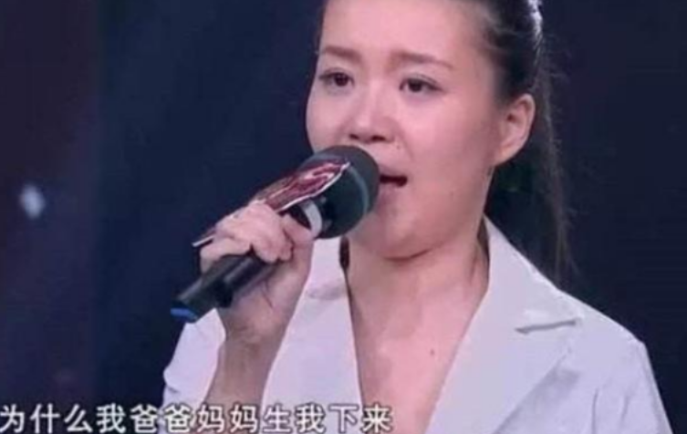 #丁嘉丽#房似锦妈妈剧中遭人恨，剧外15年才见女儿两次，却为儿子入学下跪