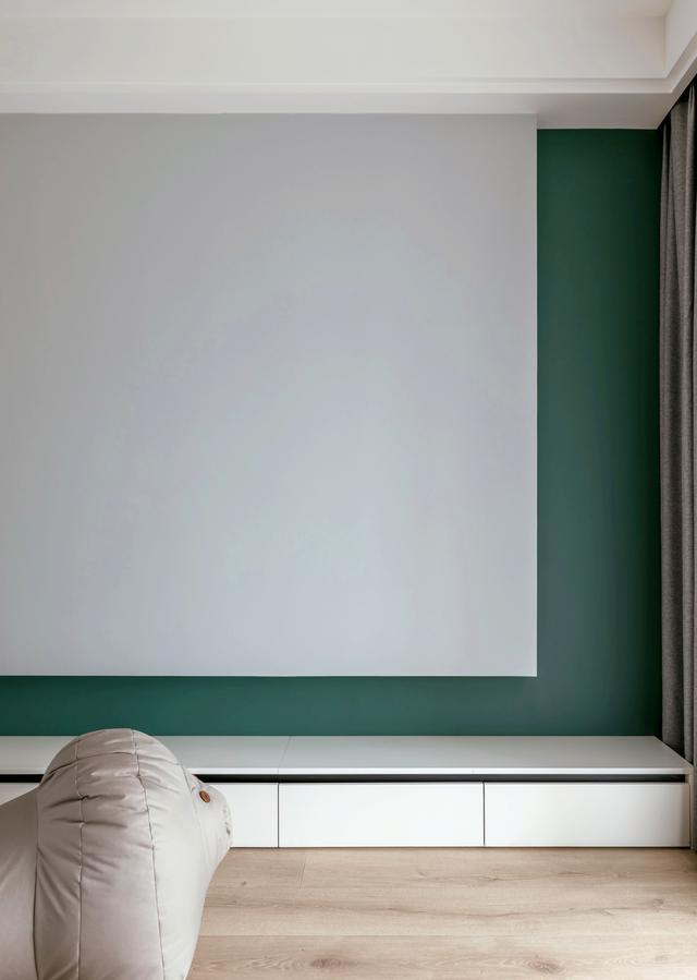 老年小妙招|她家140㎡，客厅坚持用绿色上墙，客厅不挂电视机，有颜值有收纳