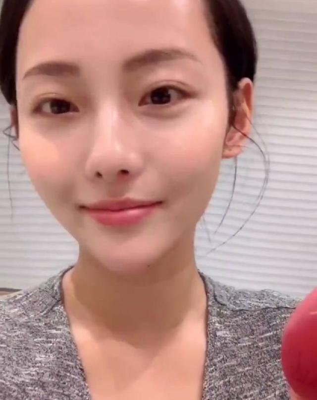 「」屈臣氏的“销量王”精华，用后细纹色斑没有了，张嘉倪：国货之光