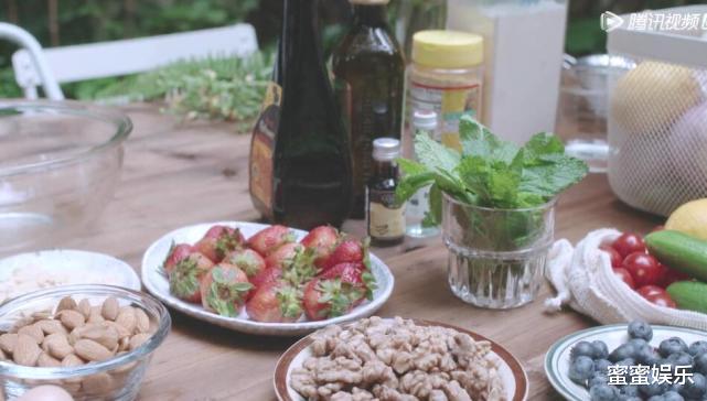 江疏影|江疏影的别墅大有院子,光脚在家看投屏电影,不排斥当全职太太