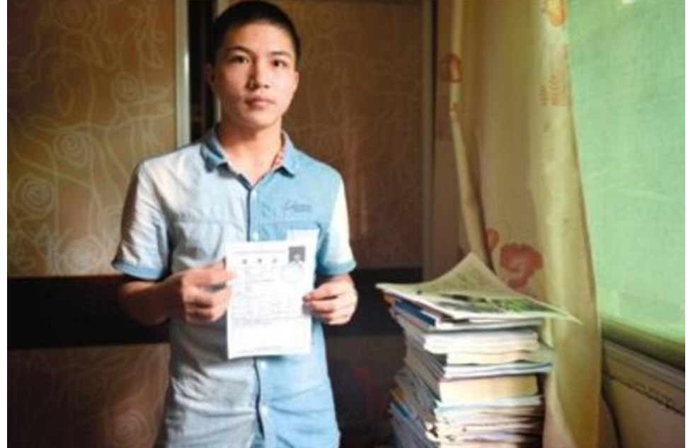 清华大学|2014年高考前夕，俩学生为救一车人错过时间，拒绝清华好意后怎样