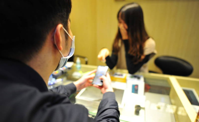 张燕说事 猥琐男子进店直接问：不雅视频不能看怎么办？女店员无奈回应：不会用