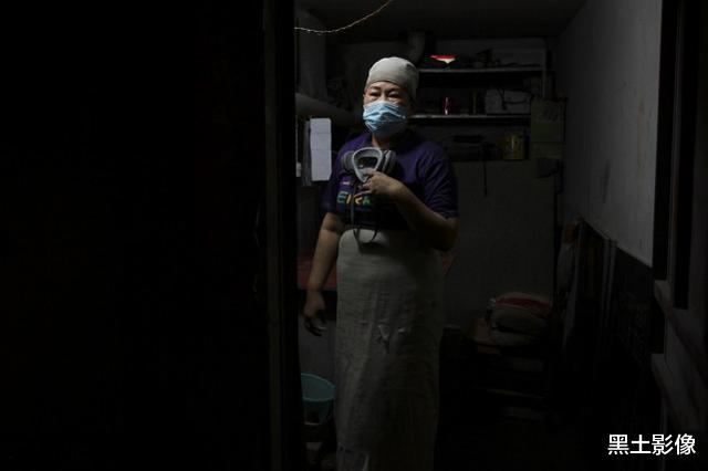 黑土影像|丈夫失联单亲妈妈依靠石板刻字为生，如今9岁儿子可能也保不住了