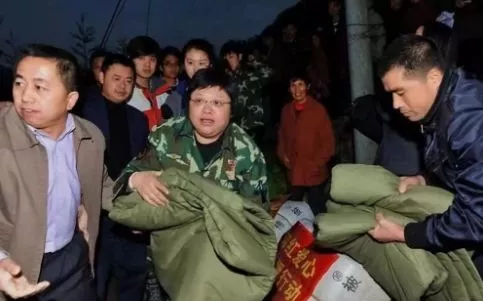 「韩红」韩红哭了,身上的秘密再也藏不住了,网友痛骂:虚伪、不要脸