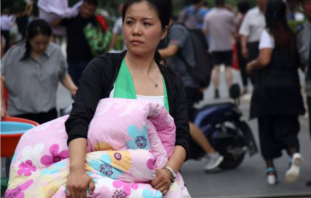 |“对不起，爸妈给你丢人了”，大学新生报到，撕开无数家庭的真面目