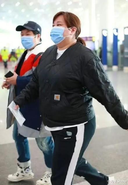 38歲賈玲走機場太喜感，夾克打扮爆五五身材，胖得找不到脖子瞭-圖3
