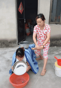 |“以后不要在卧室里乱发自拍了，否则细节被大家看到会很尴尬的”