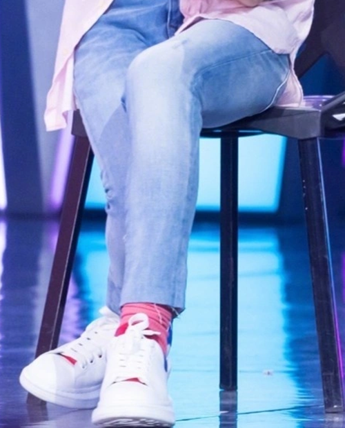 何炅■快本开播几分钟,何炅就秒上微博热搜,只因脚成全场亮点