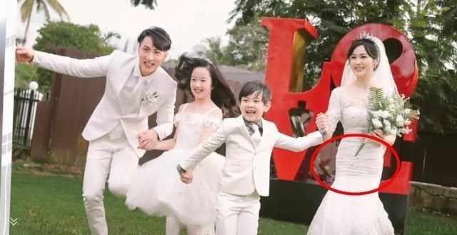 「吴尊」吴尊一家四口在家拍婚纱照，原因简单，林丽吟生图和精修图差距大