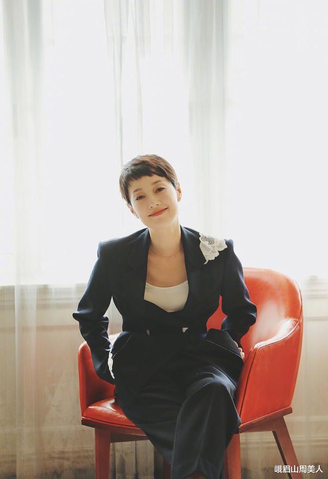 「发型」马伊利终于换新发型，波波头扎上半马尾，真看不出46岁了