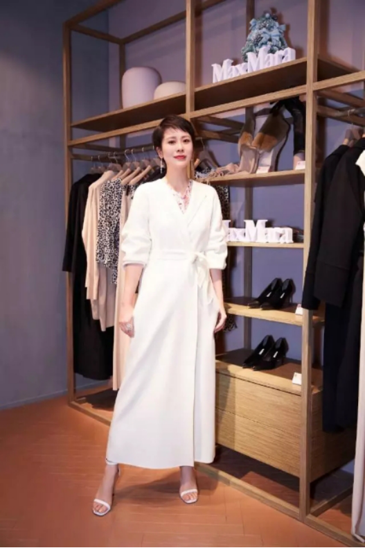 卷发|41岁海清终于换新造型了，大妈秒变18岁青春少女，减龄又时髦