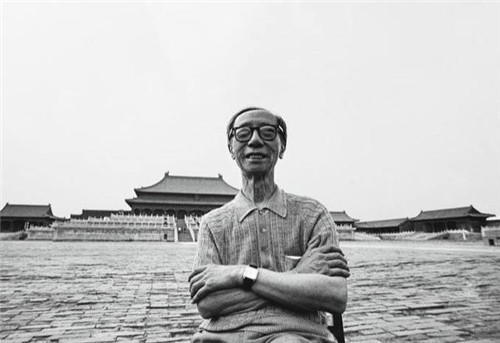 溥仪|溥仪晚年重游太和殿，从龙椅下翻出一小玩意，众人看后却笑不出来