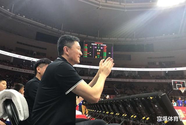 中国男篮|独臂少年上演暴扣！姚明慈善赛中国男篮获胜 小科比复出首秀