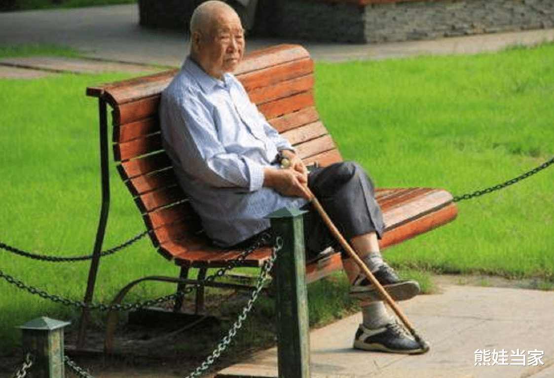 天门山 “我花10万养老金旅游，咋了！”孩子一句话，7旬老人瞬间沉默