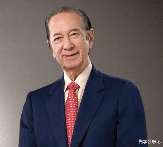 「奚梦瑶」赌王离世2天后的凌晨2: 00，奚梦瑶在人生的\T台\上，再次摔倒