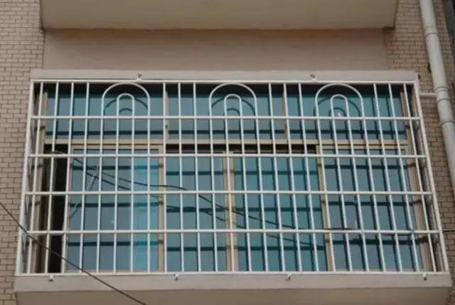 「防盗窗」越来越多家庭都不装防盗窗了？现在流行这样装，小偷看了泪流满面