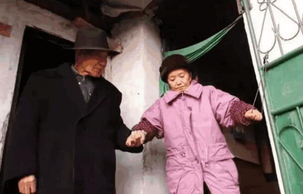 晓君侃史|82岁老人第三次结婚，领证时才发现，对方竟是失散60年的结发妻子