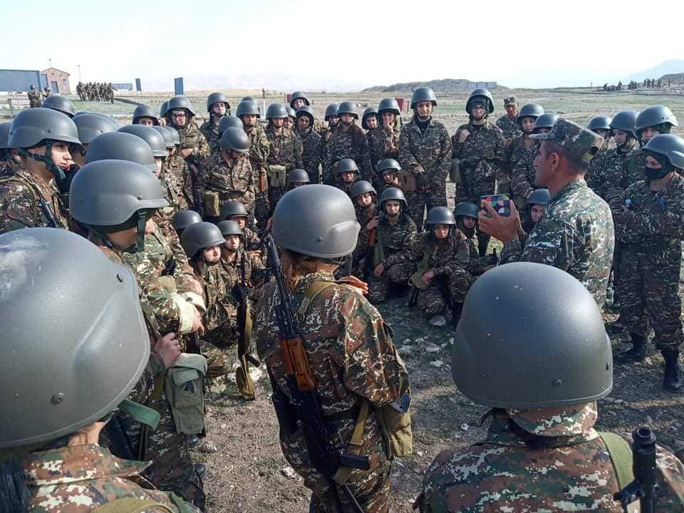 亞美尼亞女兵訓練畫面曝光：手持長槍 面露微笑（圖）-圖3