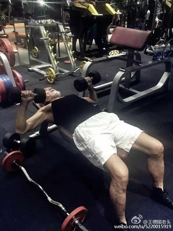 「健身」83岁“最帅老鲜肉”王德顺宅家健身,肌肉线条抢镜:活成了20岁