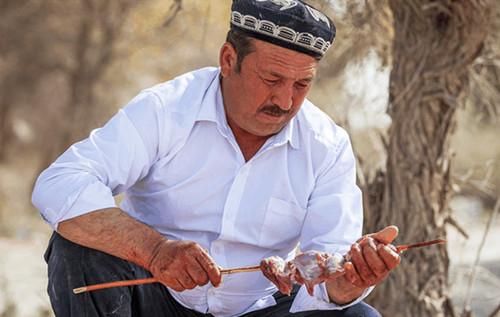 【新疆维吾尔自治区】在新疆点了30串羊肉，老板再三确认，端上桌之后我愣住了！