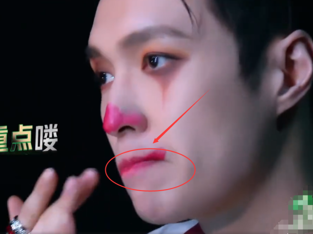 张艺兴▲张艺兴用手“抹”口红，镜头放大唇部，看清效果，才知凭啥自信