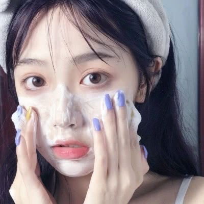 「明星素颜」皮肤“差到爆”的女孩子，晨起坚持“3件事”，不化妆素颜也很美