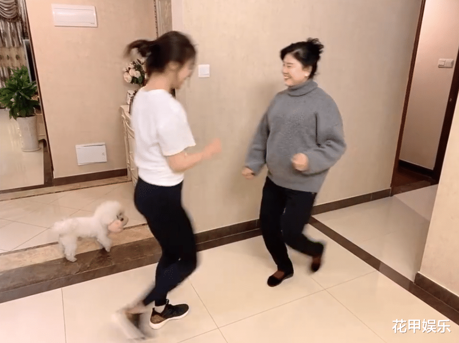 袁姗姗▲袁姗姗因疫情被困湖北老家，和妈妈跳舞视频曝光，妈妈这气质真好