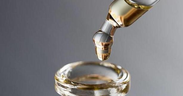 @精华液直接就往脸上抹？难怪你的皮肤会变差，这样做才是正确方法