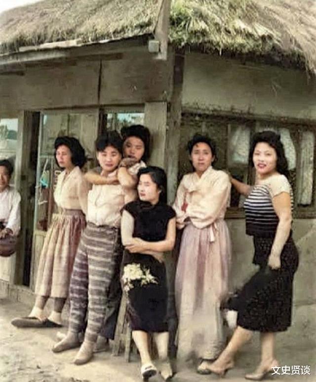 坡州|历史镜像:1960年代的韩国坡州,美军驻地外的妇女矮小而又臃肿