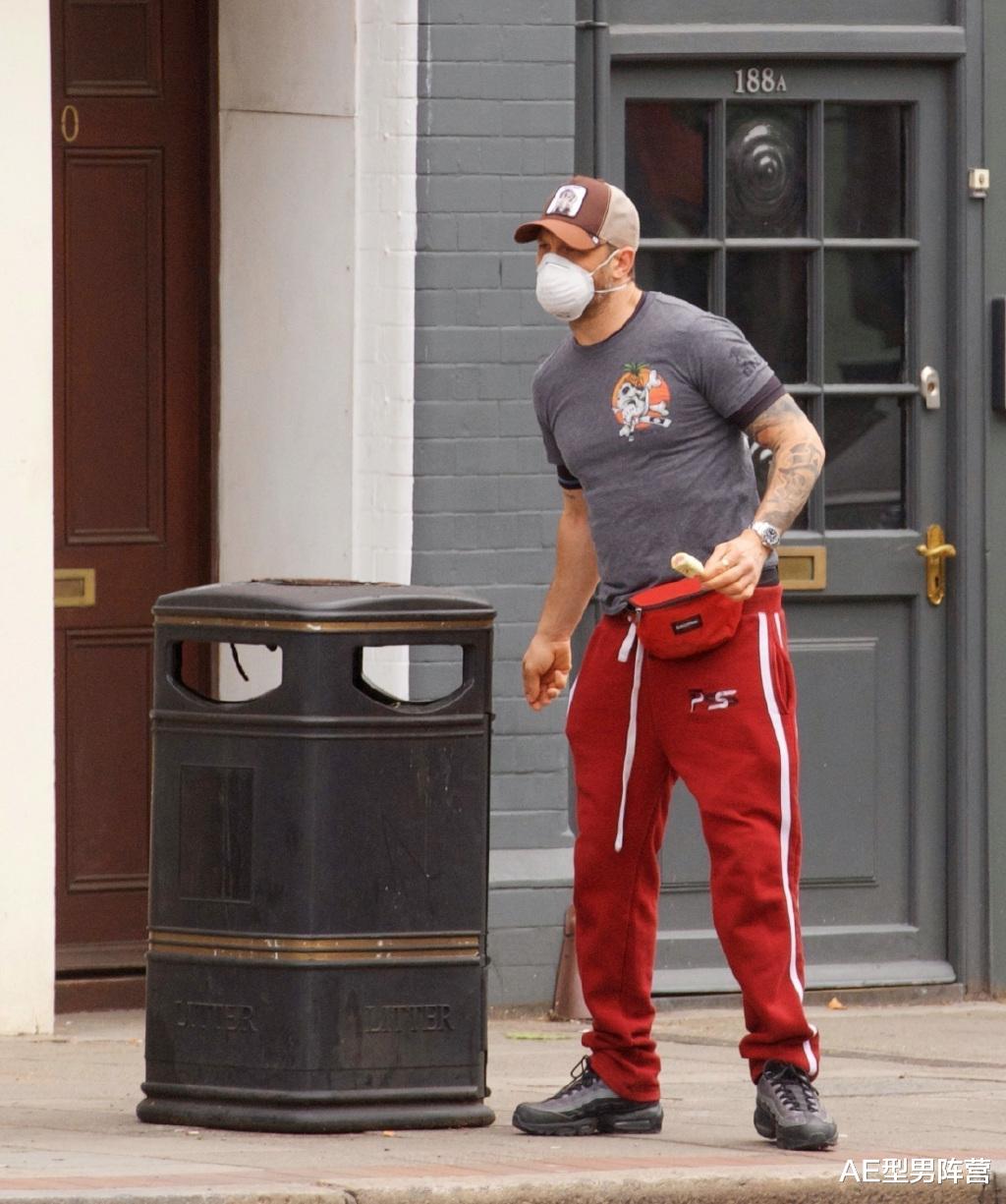 『汤姆·哈迪』笑哭了！43岁“毒液”汤姆·哈迪甜甜圈掉了，本人超想捡起来吃掉