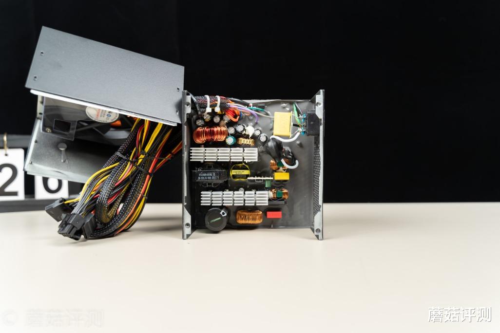 百度|运行稳定，功率主流、超频三七防芯GI-ST600电源 拆解评测