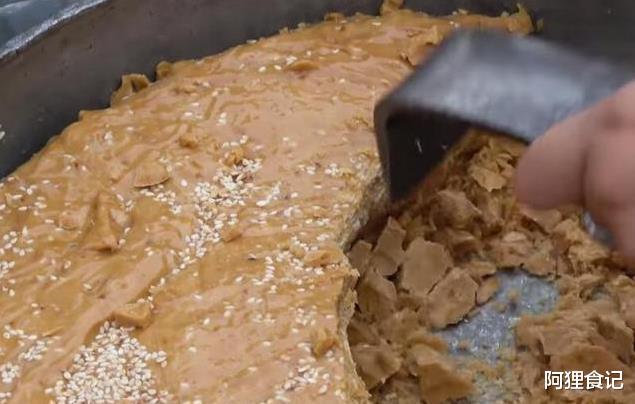 「糖果」如今难得一见的小吃，美女1天卖出10大盆，不早早来排队就买不到