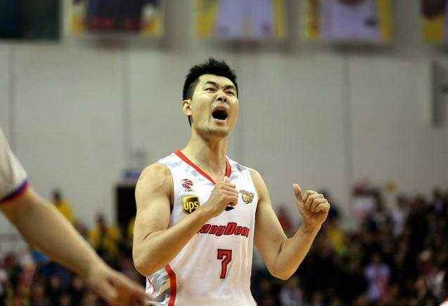 【王仕鹏】男篮功勋王仕鹏身价千万，1米74妻子身材出众，如今两人生活幸福