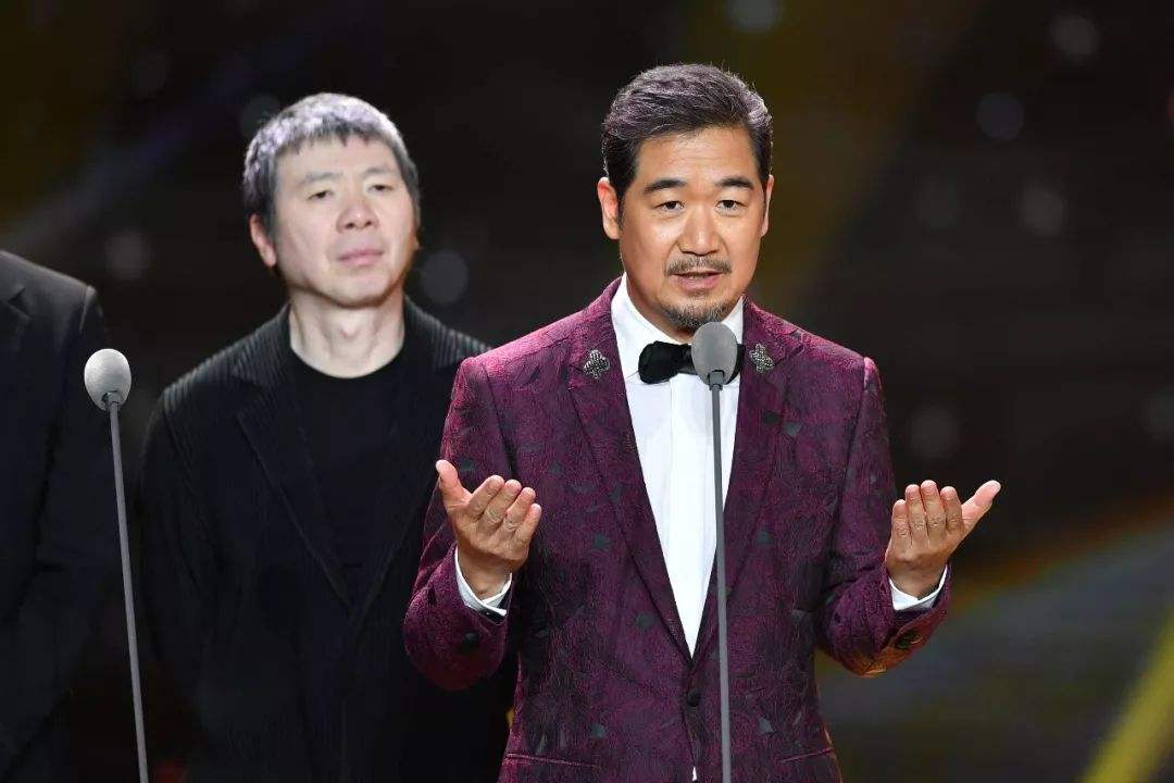 「冯小刚」冯小刚将华谊3%股票变现2个亿，张国立被坑后走穴还钱，2020年华谊断崖了！