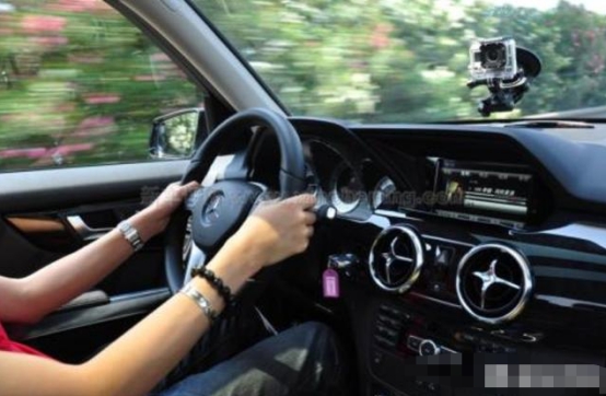 奥迪Q7|脚不踩油门就应该把脚放在刹车上这种操作习惯正确吗？