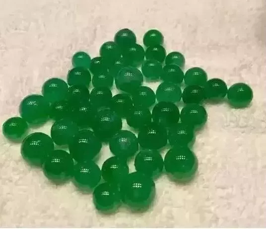 |翡翠原石开出满绿，不取手镯而车珠子，亏还是赚？