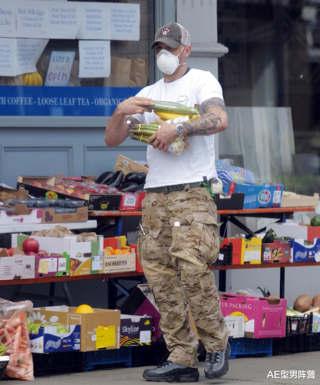 『汤姆·哈迪』43岁汤姆·哈迪采购香蕉！身高175的型男，准备为《毒液2》再增肌