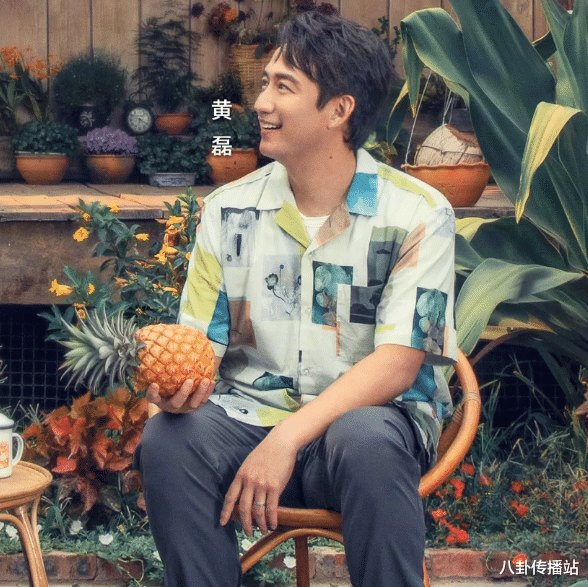 「黄磊」昔日发福的黄磊不见了？化身帅气小伙参加《向往的生活》第四季；网友直呼：这是瘦了多少呀！