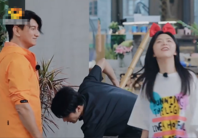 『谭松韵』谭松韵蹲“箩筐”里称出体重快100斤,谁注意称重时郑爽的举动?真实了