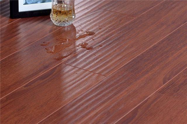 |别再犯傻铺地暖，装个这种地板完美取代！