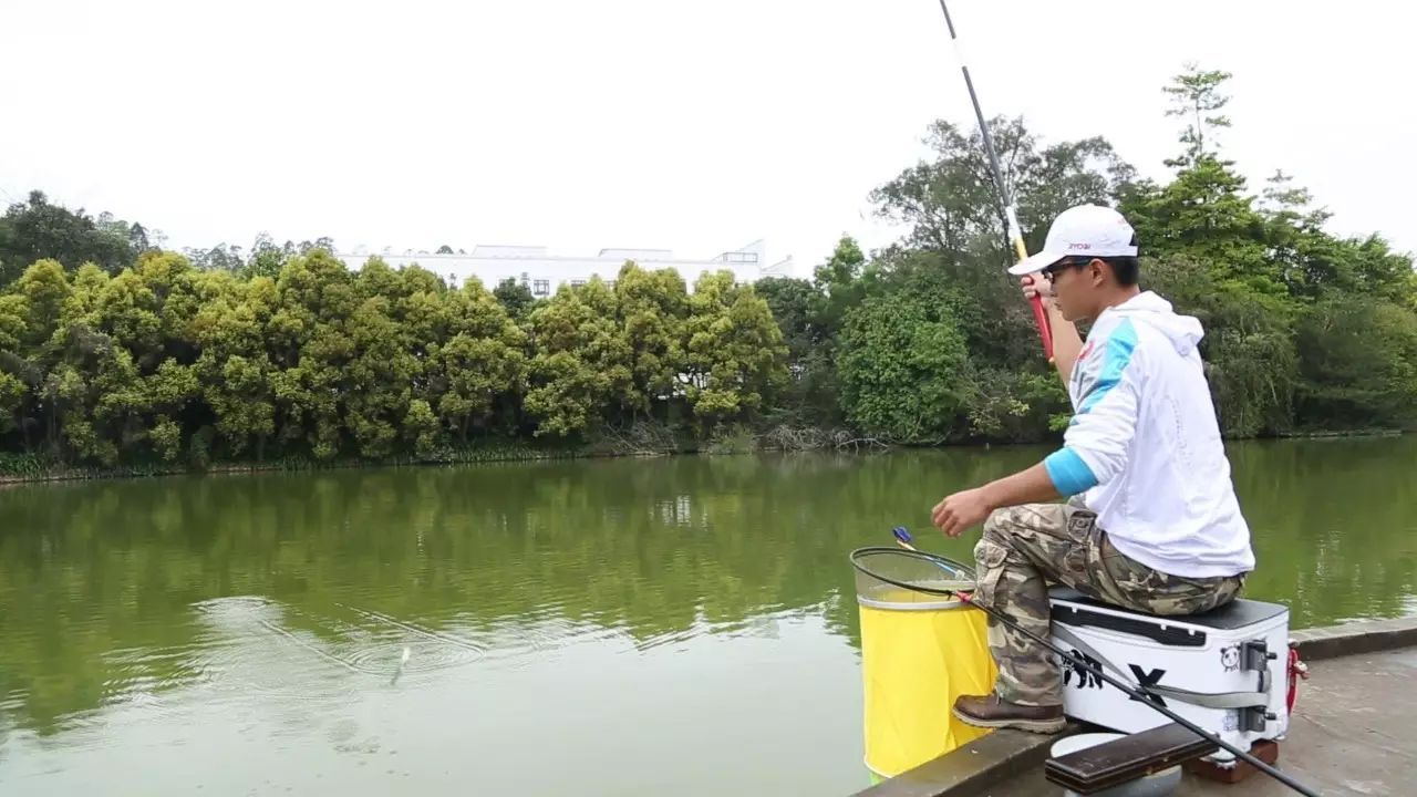 『』钓鱼老大爷教你“戳钓”，大鱼竿竿中货，让你在春季满载而归