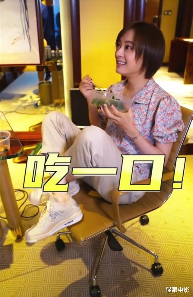 孙俪|孙俪晚餐只吃一把青菜？造型土气暴露审美，脚踩椅子上坐姿太抢眼