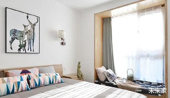 「」墙面刷大白、全屋不造型，阳台抬高摆茶几，设计简洁生活很惬意！