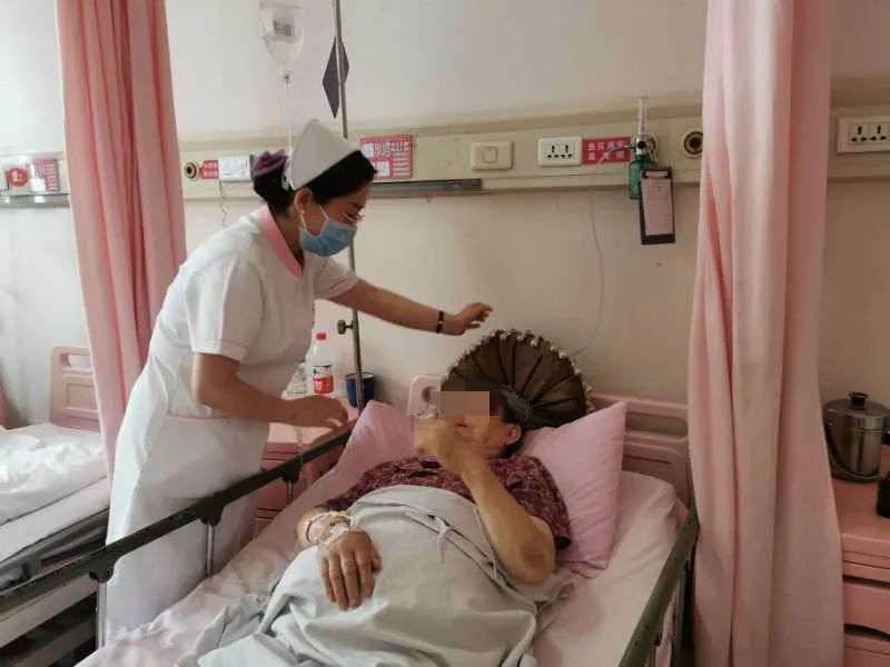 封面新闻|西安母女被困别墅电梯4天，互喝尿液求生