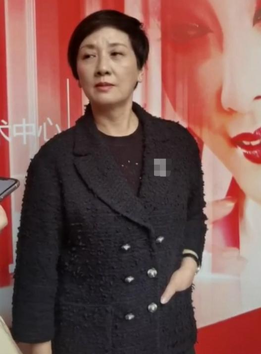 邓婕|邓婕近照撞脸赌王四太，穿5万外套显阔气，与张国立住上亿豪宅？