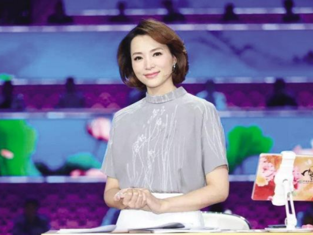主持人|全国主持人齐聚央视大合影曝光，董卿稳坐C位，汪涵地位比撒贝宁高