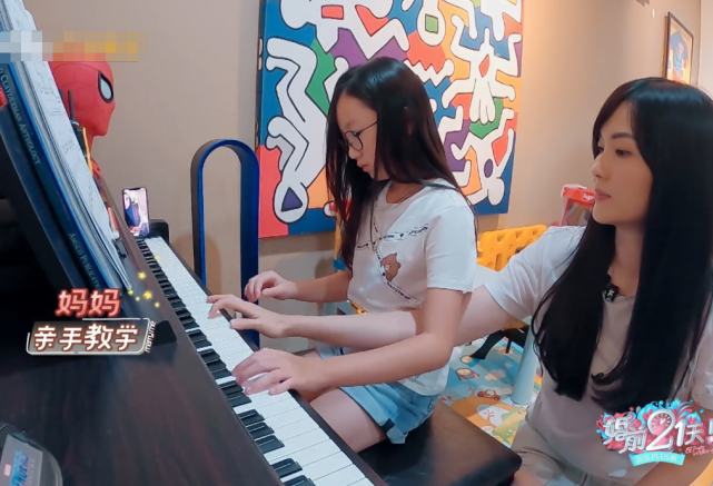 [吴尊]吴尊儿子学中文，用左手写字，看到neinei学钢琴时，超羡慕