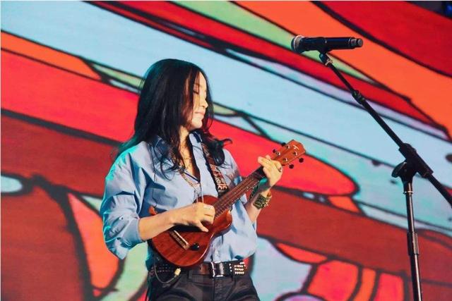 斯琴格日乐|荣登4次春晚，和恩师同居怀孕却被逼堕胎，52岁仍单身未嫁