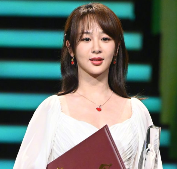 杨紫|百花表彰大会没眼看，千玺皮肤坑坑洼洼卡粉严重，杨紫也变脸！