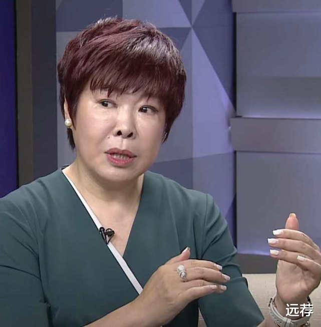 美甲|于丹罕见亮相！戴着大戒指还做了精致美甲！脸部明显发福！